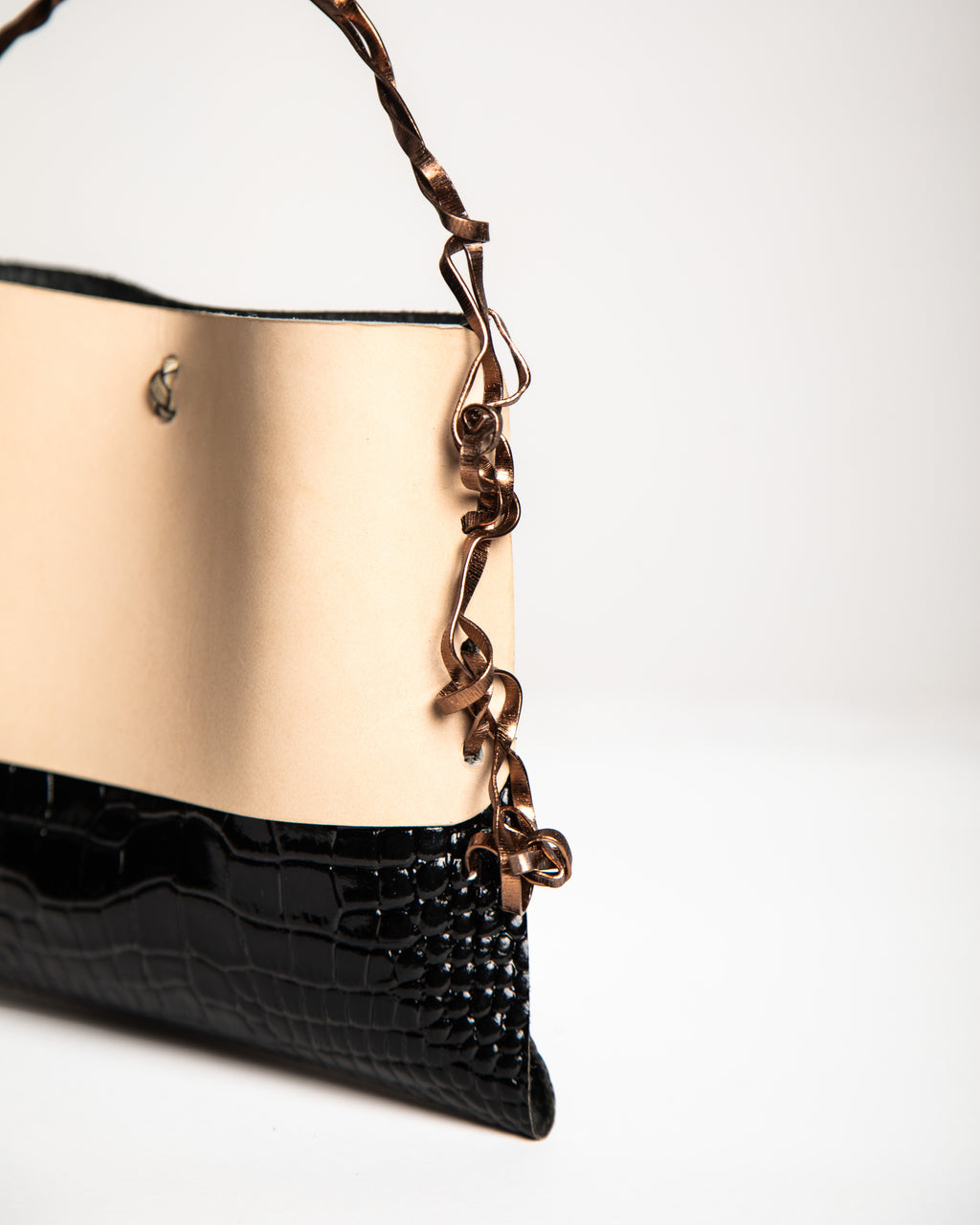 Minaudière Vendôme Torsion in “Coucou”